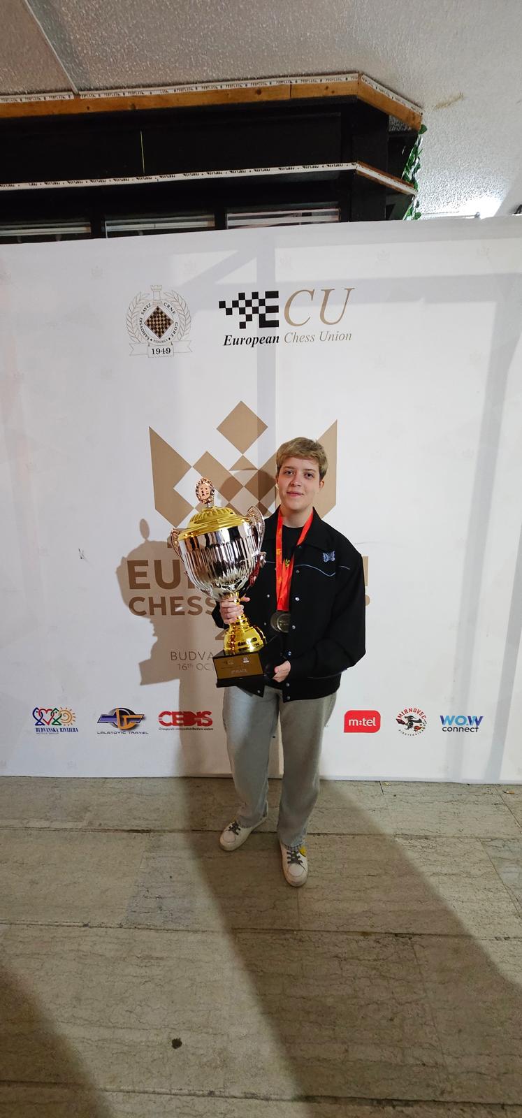 A Gambit Bonnevoie player with the European team silver trophy and medal.